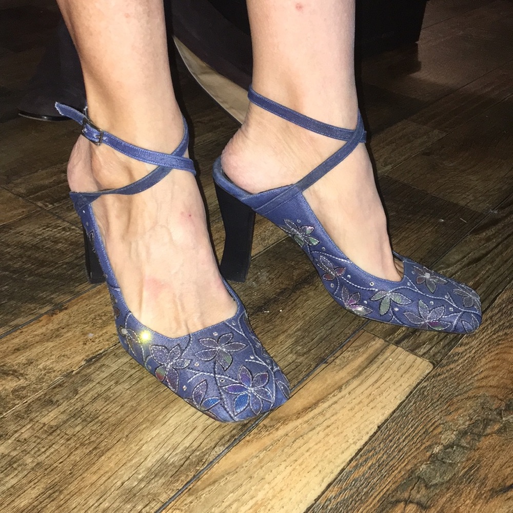 Lerre Italy. Blue flower stud heel. Size 39.